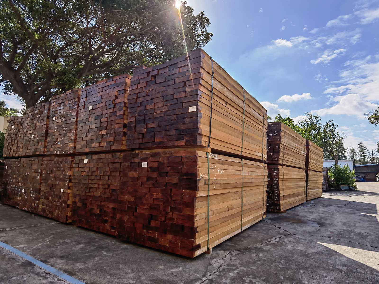 Ponte per yacht in teak di lusso, confortevole ed ecologico