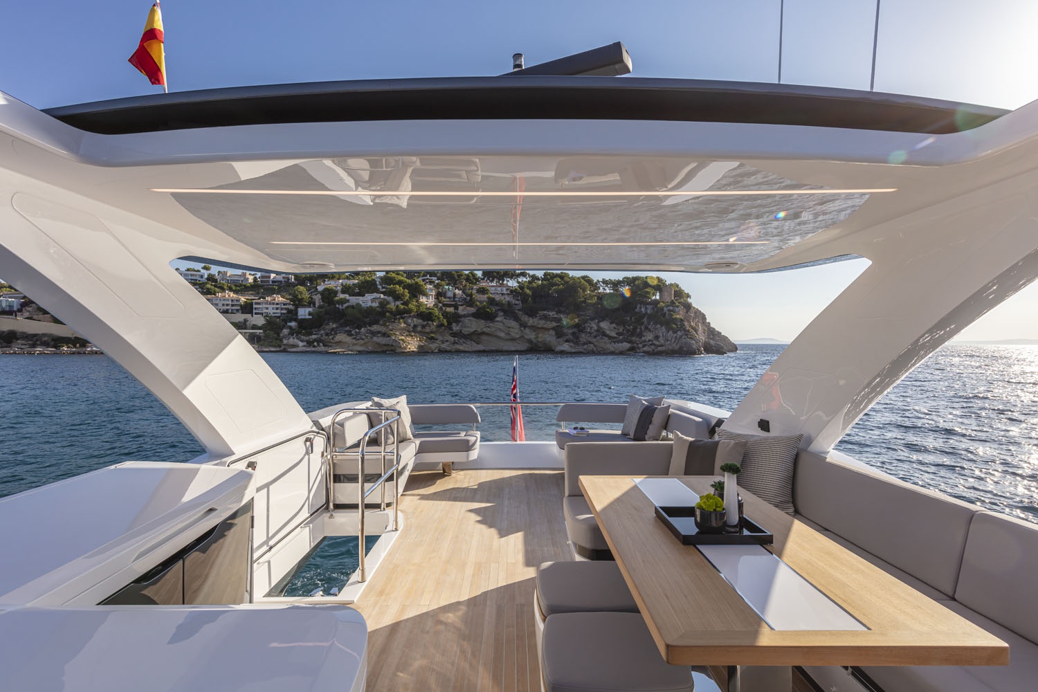  Vereint Handwerkskunst und Tradition: Yuli Wood – der f&uuml;hrende chinesische burmesische Teak-Vertreter, der seit 2005 mit Xiamen Hansheng Yachts zusammenarbeitet