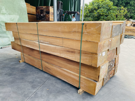 Realizzato in legno di teak birmano duro, resistente all'umidit&agrave;, anticorrosivo e a prova di insetti, con travi di grandi dimensioni