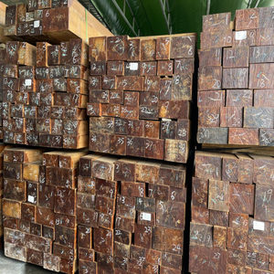 I materiali di alta qualità garantiscono travi di legno di teak belle e resistenti