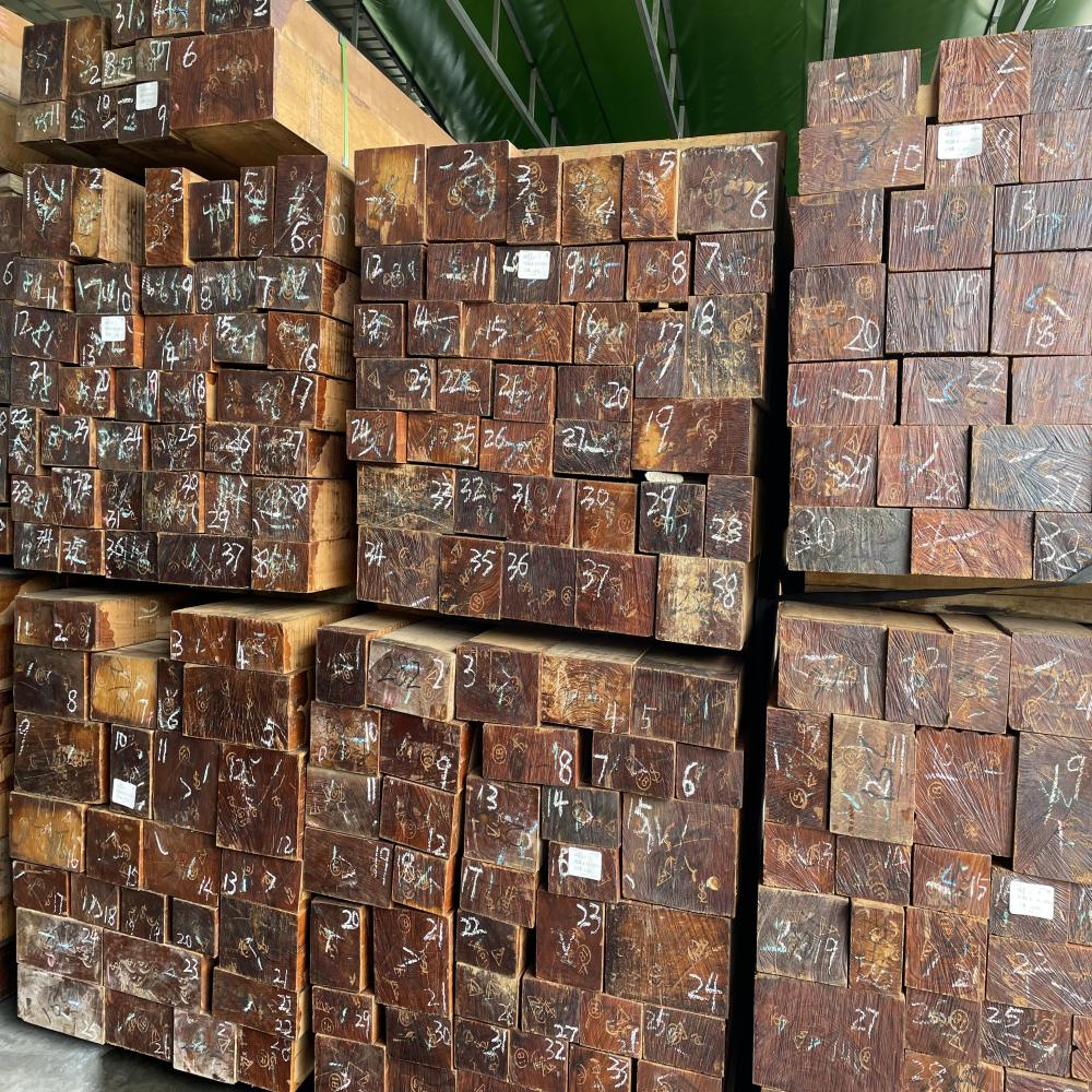 Hochwertige Materialien garantieren sch&ouml;ne und langlebige Teakholzbalken