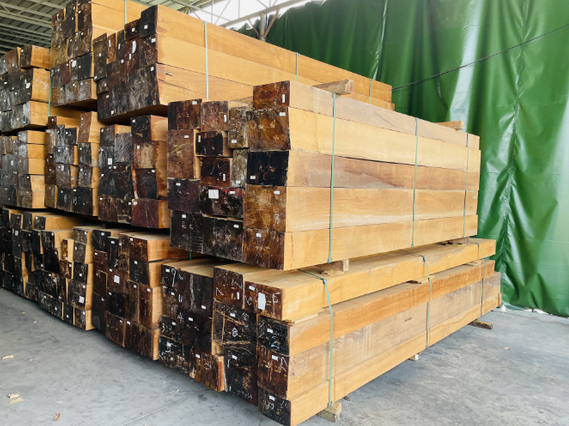 Realizzato in legno di teak birmano duro, resistente all'umidit&agrave;, anticorrosivo e a prova di insetti, con travi di grandi dimensioni